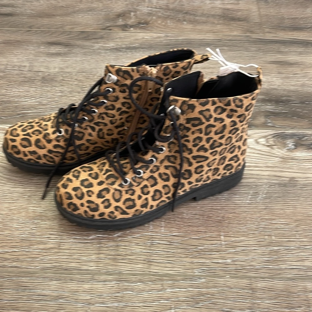 Old Navy girls combat boots size 4 NWT - Picture 2 of 3